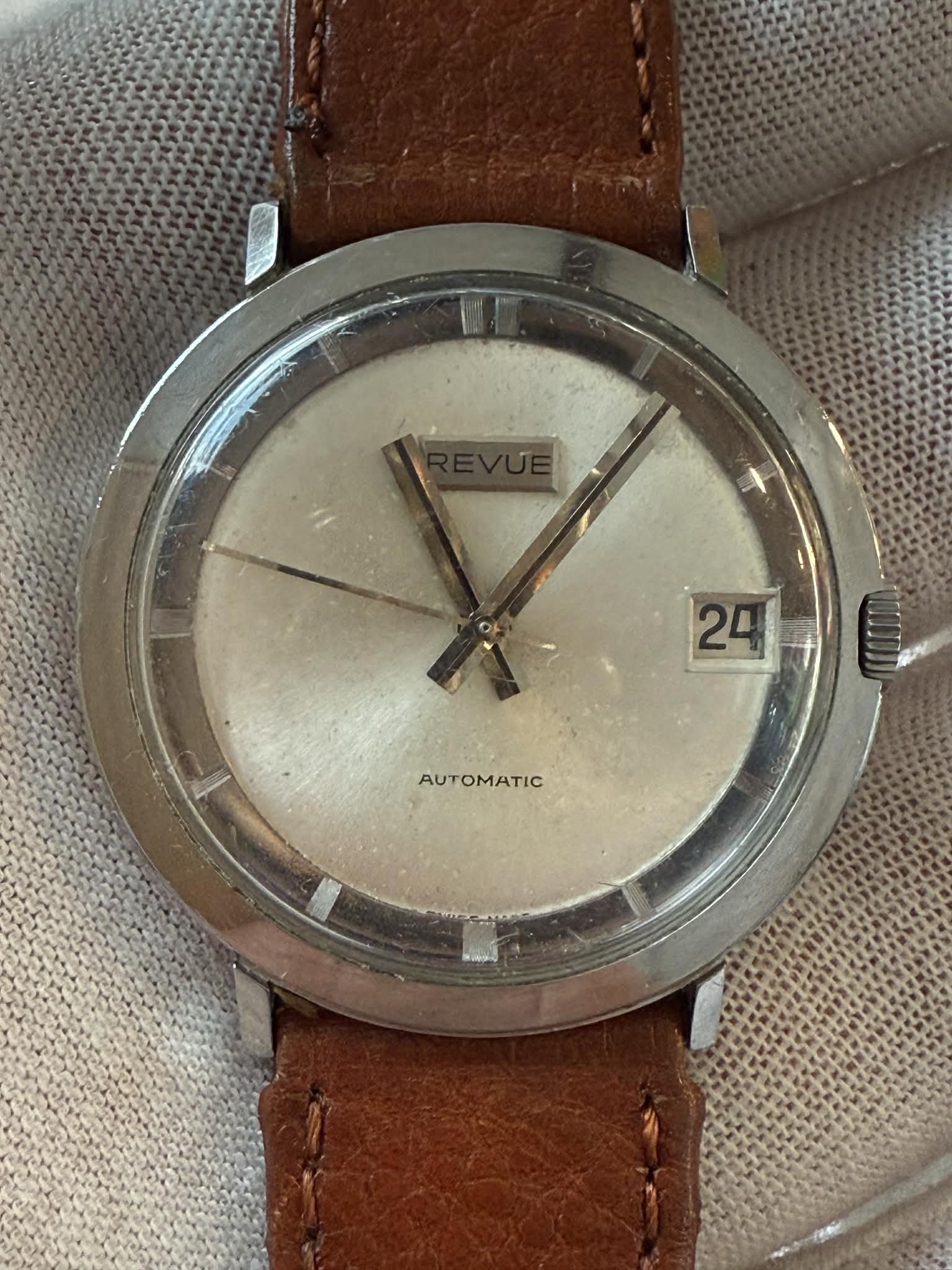 revue r3625a b Chronograph image 1